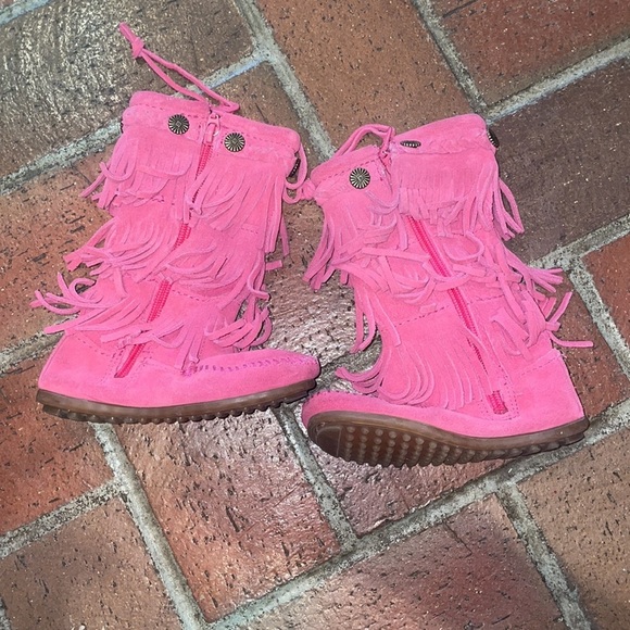 Pink Minnetonka 3 Layer Fringe Kids Boots - Picture 3 of 7